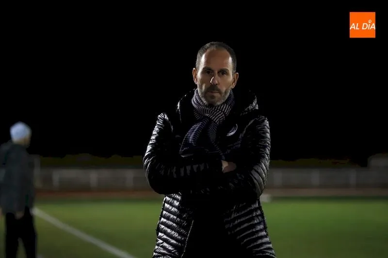 Jabi Luaces en el área técnica durante el partido / Lydia González