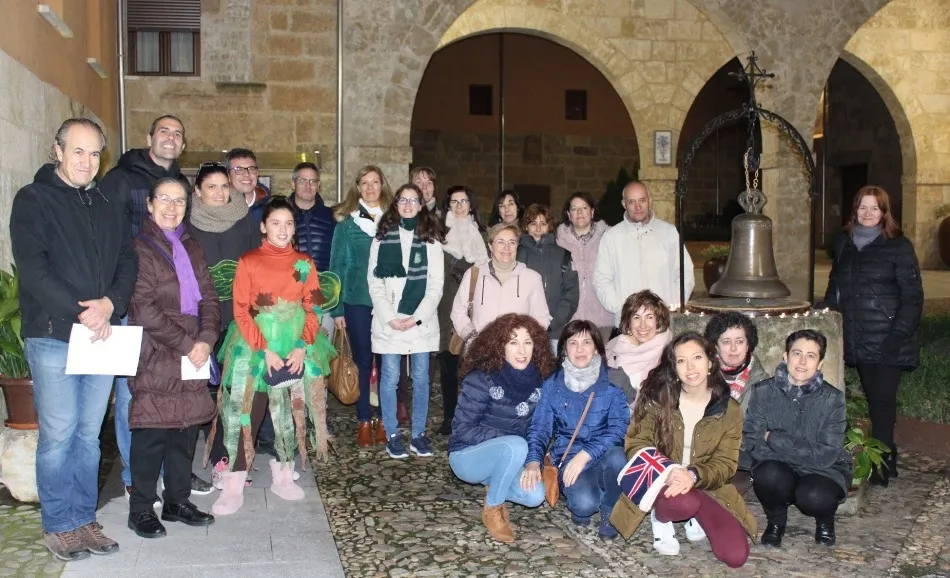 Los integrantes de Mirolibro se adentran en el Palacio Episcopal  