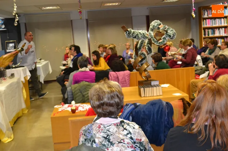 Foto 3 - Helio Flores pone de moda su men&uacute; navide&ntilde;o en una abarrotada Biblioteca