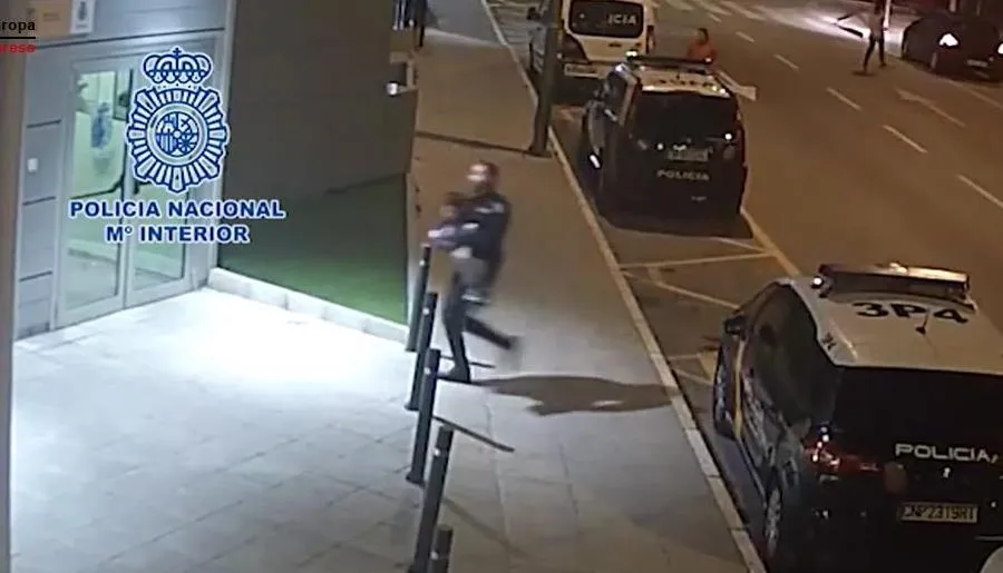 Un Policía Nacional salva la vida a un niño que se atragantó con un trozo de comida en Lorca...