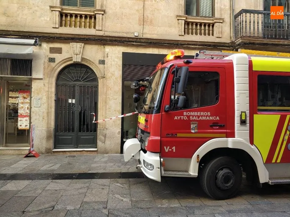 Foto 8 - Susto en las calles Azafranal y Toro por un fuerte olor a gasoil