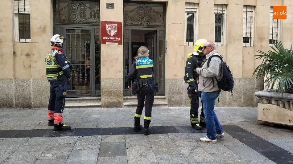 Foto 7 - Susto en las calles Azafranal y Toro por un fuerte olor a gasoil