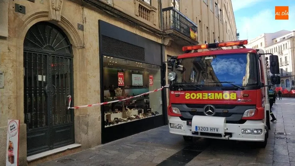 Foto 6 - Susto en las calles Azafranal y Toro por un fuerte olor a gasoil