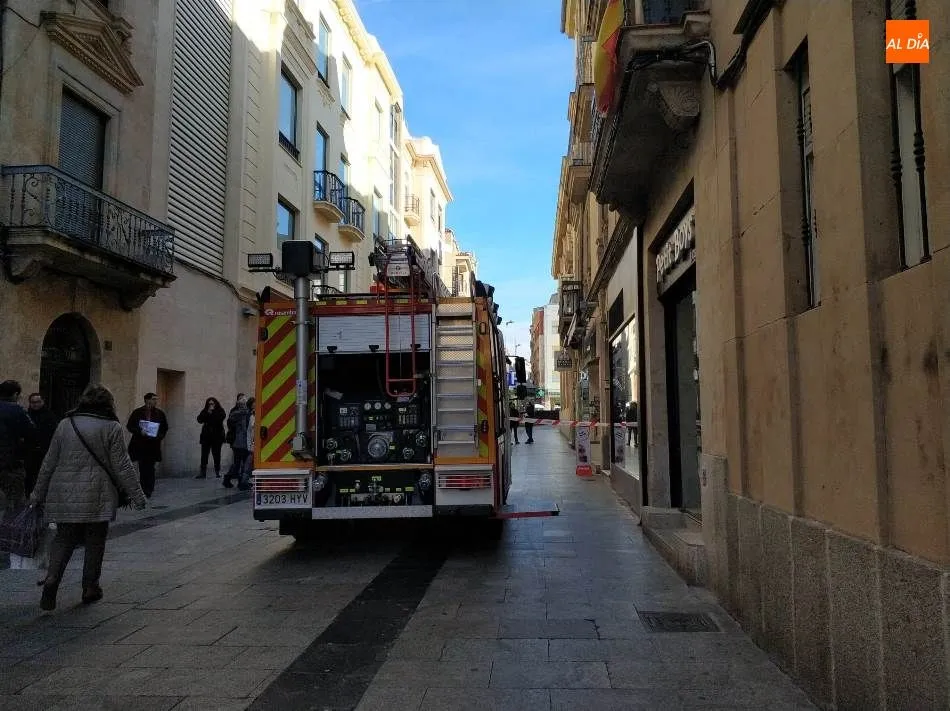 Foto 5 - Susto en las calles Azafranal y Toro por un fuerte olor a gasoil