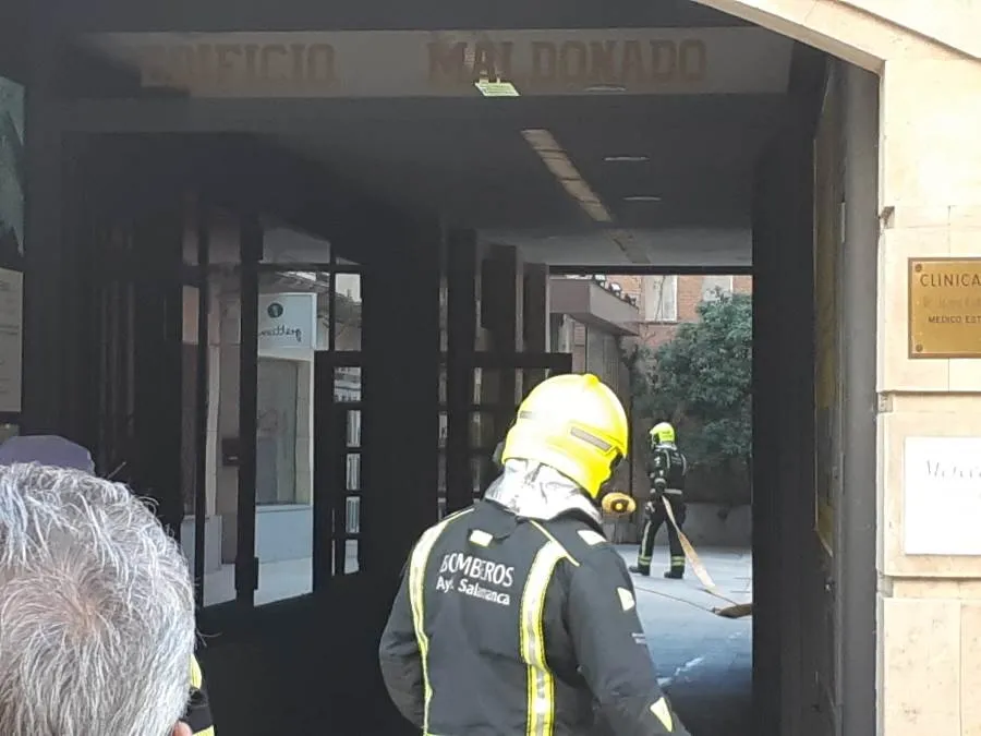 Foto 4 - Susto en las calles Azafranal y Toro por un fuerte olor a gasoil
