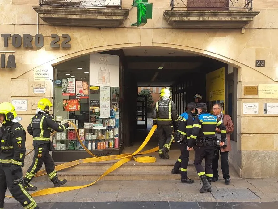 Intervención de los Bomberos en el número 22 de la calle Toro. Foto de Jorge Moya