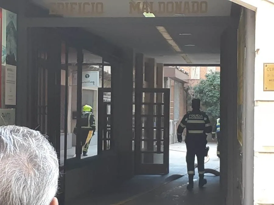 Foto 2 - Susto en las calles Azafranal y Toro por un fuerte olor a gasoil
