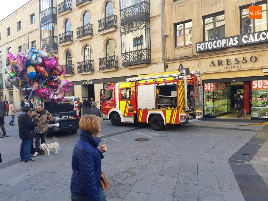 Foto 10 - Susto en las calles Azafranal y Toro por un fuerte olor a gasoil