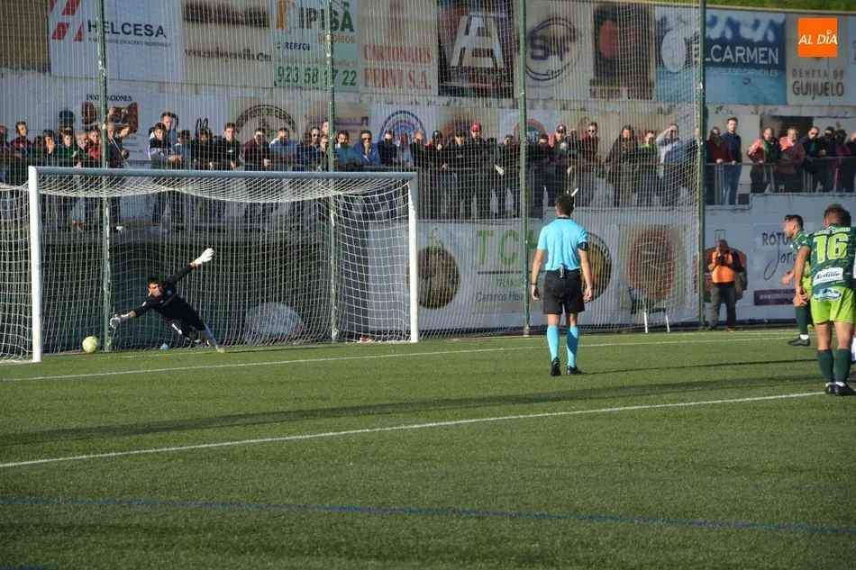 Sotres no puede parar un penalti en el Municipal