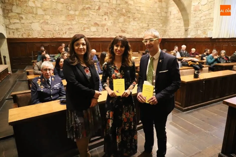 Foto 2 - Maribel Andr&eacute;s Llamero presenta &lsquo;Autob&uacute;s de Fermoselle&rsquo;, galardonado con el XXXIV Premio de...