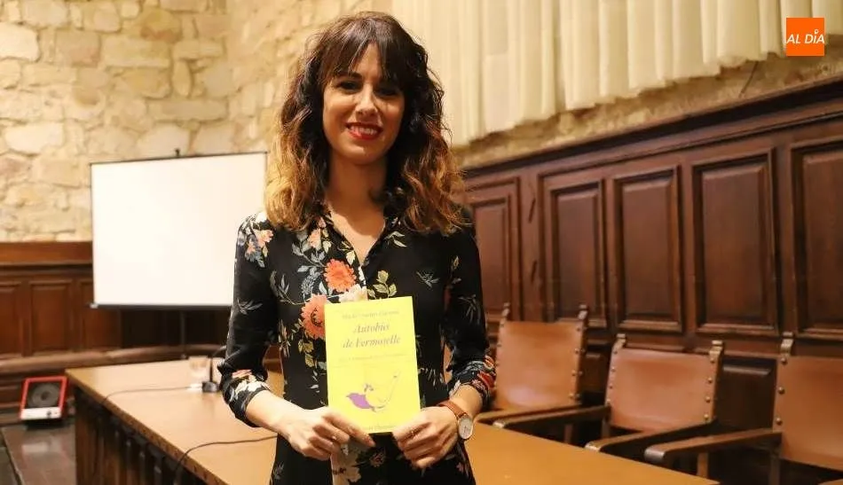 Maribel Andrés Llamero junto al poemario con el que ha logrado este galardón. Foto de Lydia González