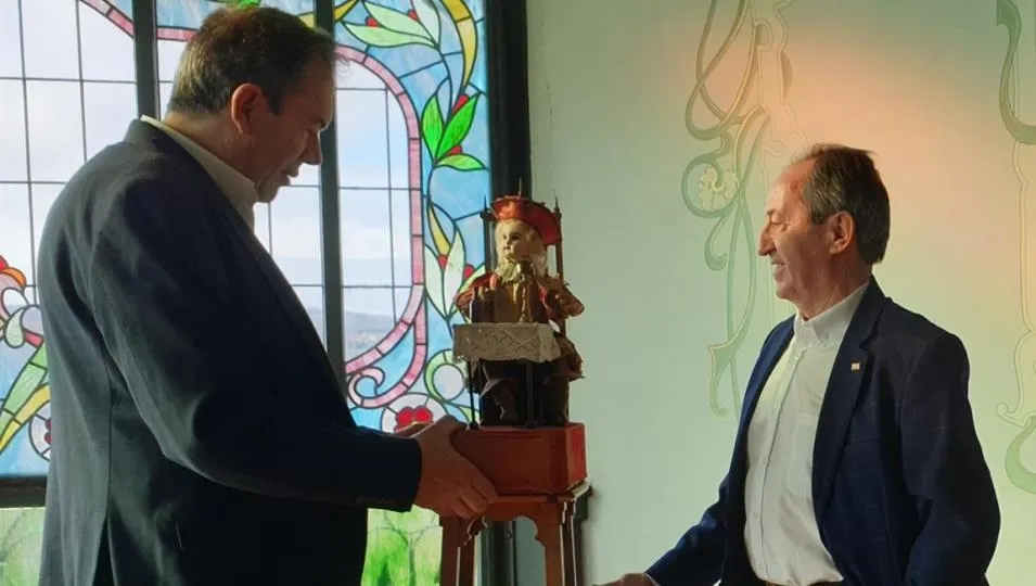 El director del Museo Casa Lis, Pedro Pérez Castro, y el presidente provincial de Cruz Roja, Jesús Juanes Galindo. Foto de EP