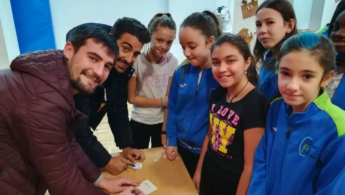Foto 3 - Rafa Due&ntilde;as, Carpio y Sotres &lsquo;llevan&rsquo; el f&uacute;tbol a los j&oacute;venes alumnos del Colegio Concertado ...