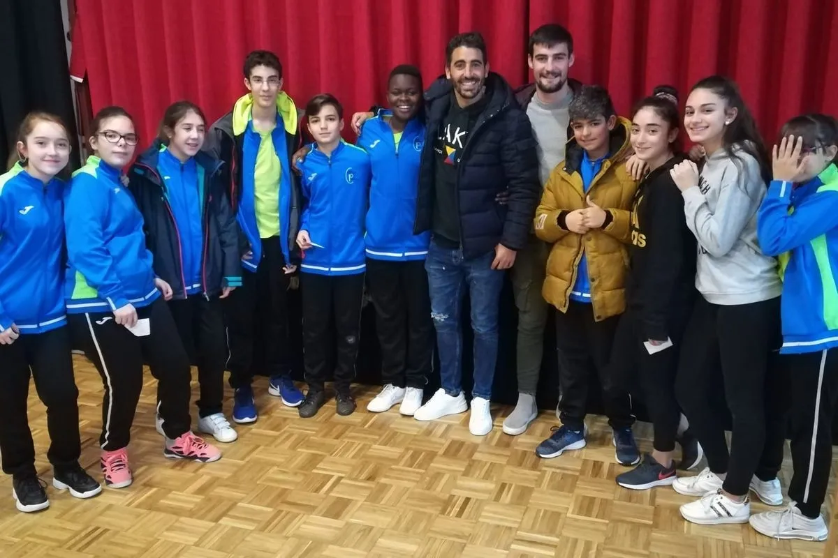 Foto 2 - Rafa Due&ntilde;as, Carpio y Sotres &lsquo;llevan&rsquo; el f&uacute;tbol a los j&oacute;venes alumnos del Colegio Concertado ...