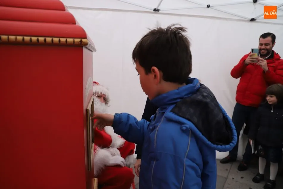 Foto 11 - Pap&aacute; Noel recibe a los ni&ntilde;os del paseo del Rollo&nbsp;