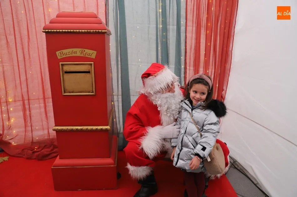 Foto 8 - Pap&aacute; Noel recibe a los ni&ntilde;os del paseo del Rollo&nbsp;