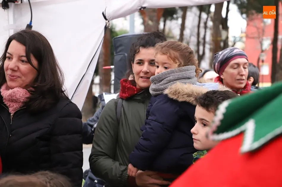 Foto 7 - Pap&aacute; Noel recibe a los ni&ntilde;os del paseo del Rollo&nbsp;