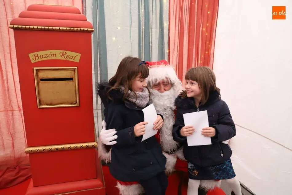 Foto 4 - Pap&aacute; Noel recibe a los ni&ntilde;os del paseo del Rollo&nbsp;