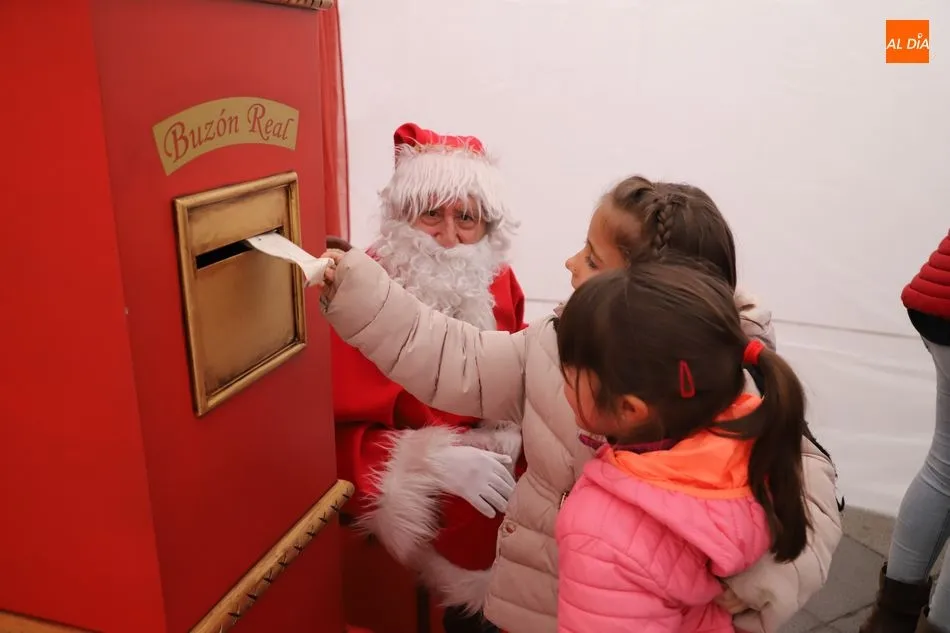 Foto 6 - Pap&aacute; Noel recibe a los ni&ntilde;os del paseo del Rollo&nbsp;