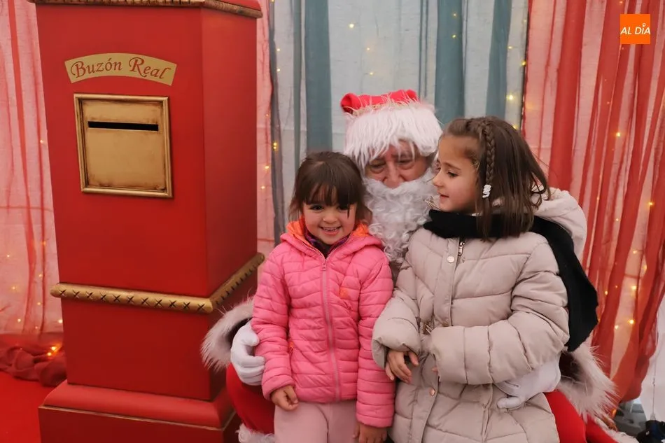 Foto 3 - Pap&aacute; Noel recibe a los ni&ntilde;os del paseo del Rollo&nbsp;