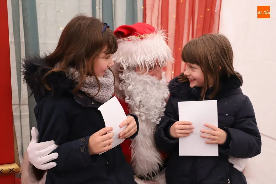 Foto 2 - Pap&aacute; Noel recibe a los ni&ntilde;os del paseo del Rollo&nbsp;