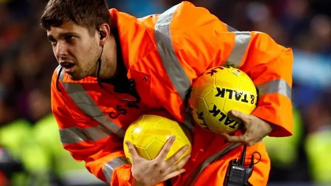 Un steward recoge los balones