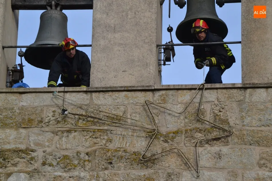 Los Bomberos colocan la Estrella de Belén en la fachada de la Iglesia de San Andrés  