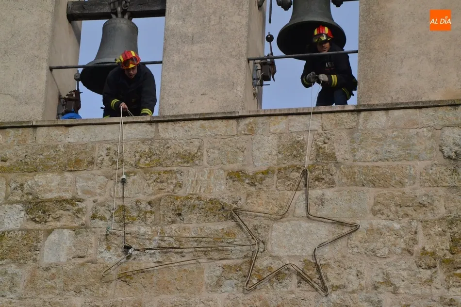 Foto 5 - Los Bomberos colocan la Estrella de Bel&eacute;n en la fachada de la Iglesia de San Andr&eacute;s  