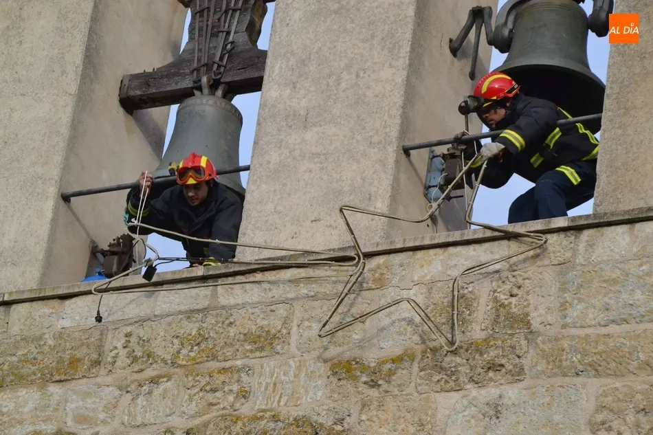 Foto 8 - Los Bomberos colocan la Estrella de Bel&eacute;n en la fachada de la Iglesia de San Andr&eacute;s  