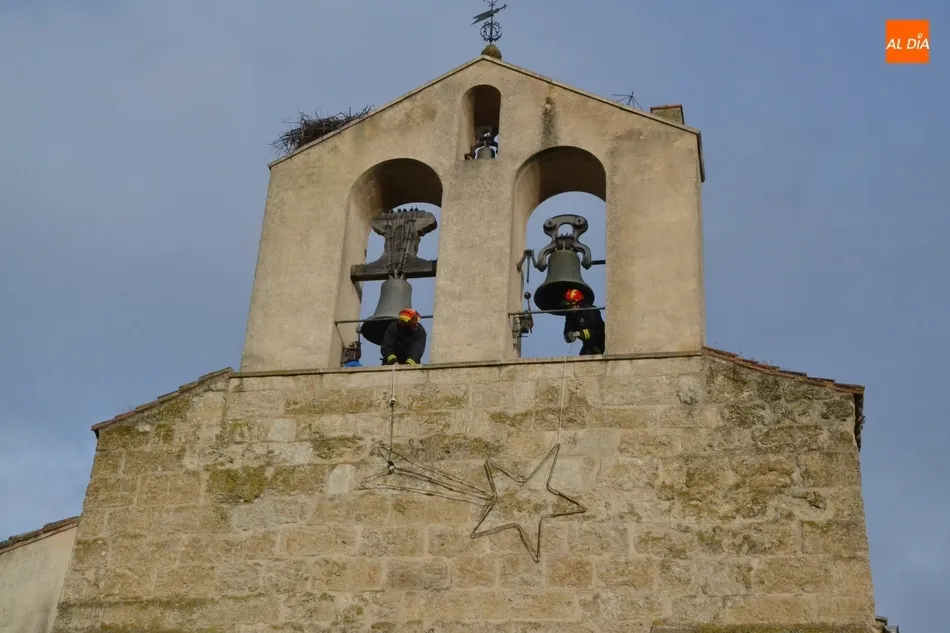 Foto 4 - Los Bomberos colocan la Estrella de Bel&eacute;n en la fachada de la Iglesia de San Andr&eacute;s  