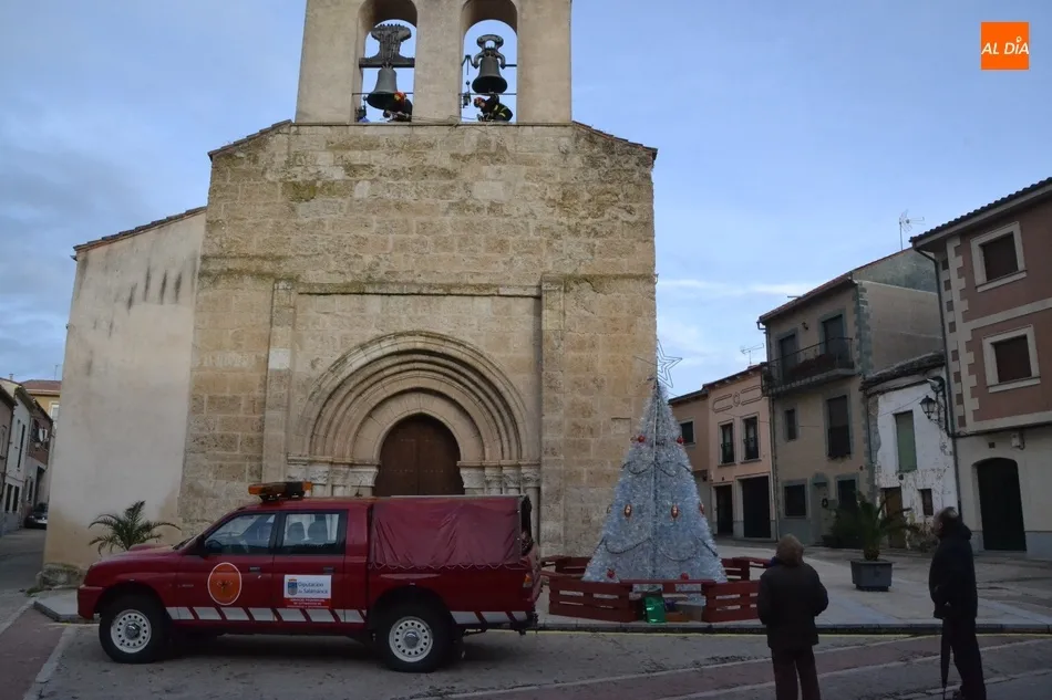 Foto 7 - Los Bomberos colocan la Estrella de Bel&eacute;n en la fachada de la Iglesia de San Andr&eacute;s  