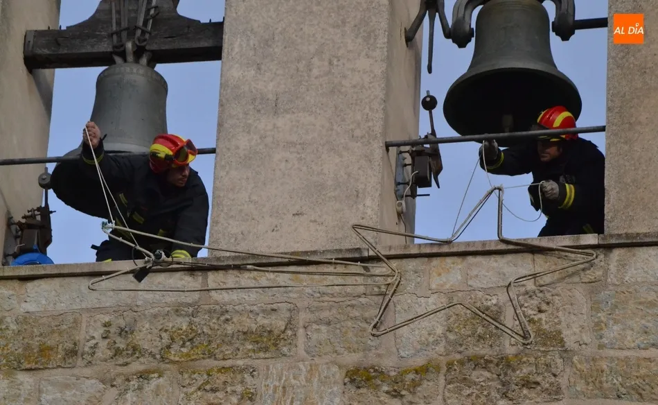 Foto 6 - Los Bomberos colocan la Estrella de Bel&eacute;n en la fachada de la Iglesia de San Andr&eacute;s  