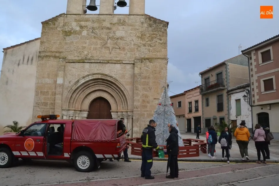 Foto 2 - Los Bomberos colocan la Estrella de Bel&eacute;n en la fachada de la Iglesia de San Andr&eacute;s  