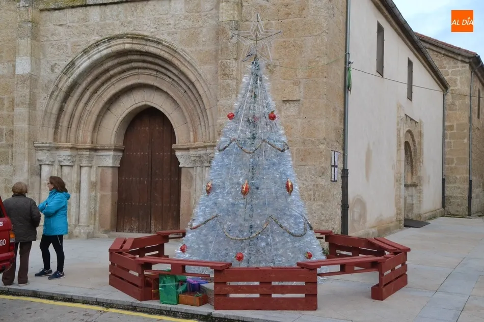 Foto 3 - Los Bomberos colocan la Estrella de Bel&eacute;n en la fachada de la Iglesia de San Andr&eacute;s  