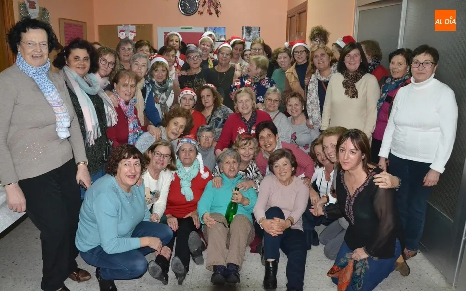 Ambientazo en la tradicional fiesta navideña de la Asociación Amanecer  