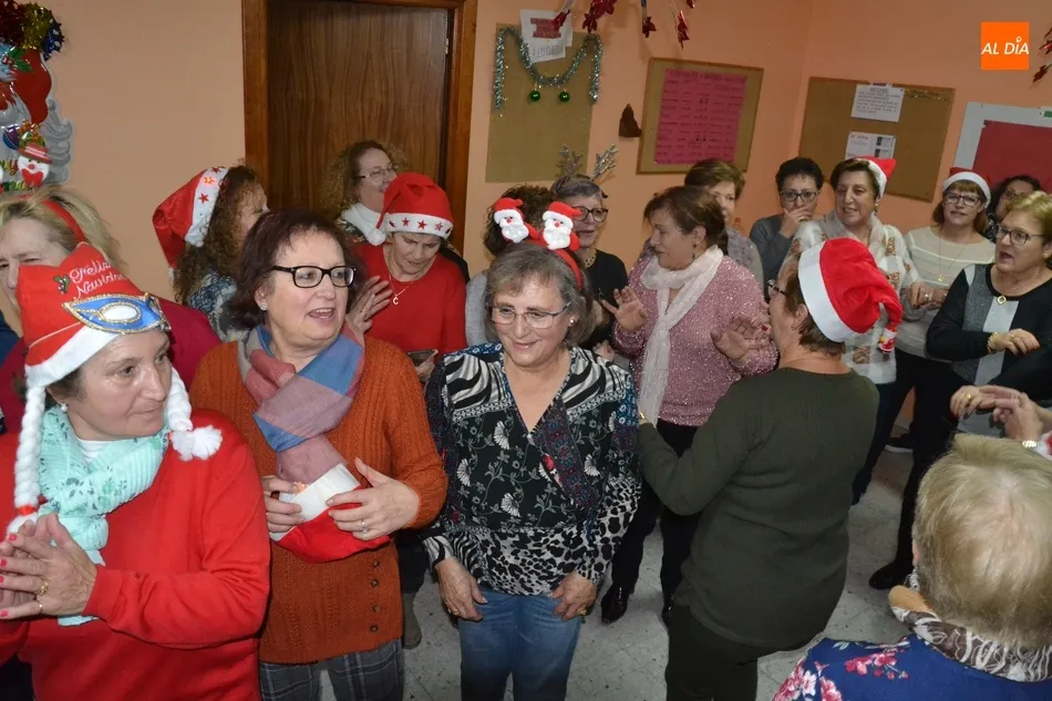 Foto 8 - Ambientazo en la tradicional fiesta navide&ntilde;a de la Asociaci&oacute;n Amanecer  