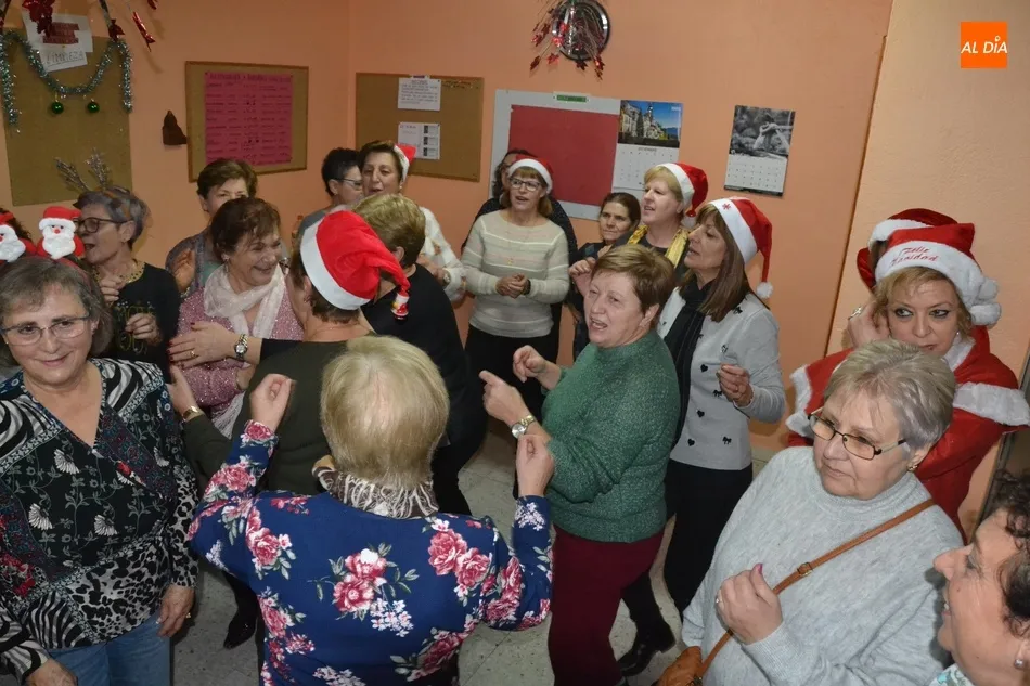 Foto 7 - Ambientazo en la tradicional fiesta navide&ntilde;a de la Asociaci&oacute;n Amanecer  