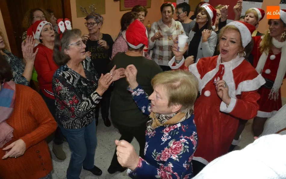 Foto 5 - Ambientazo en la tradicional fiesta navide&ntilde;a de la Asociaci&oacute;n Amanecer  