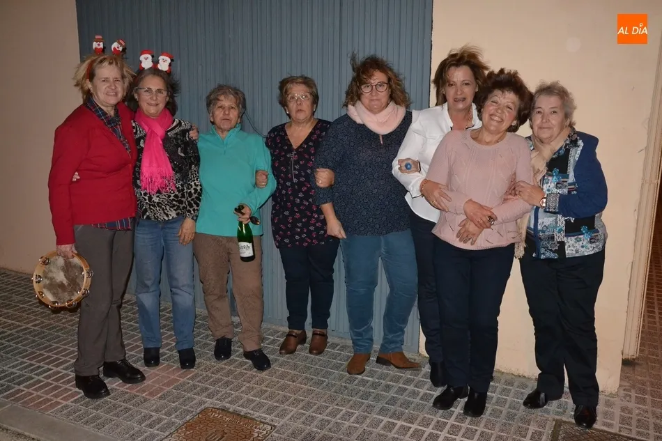 Foto 2 - Ambientazo en la tradicional fiesta navide&ntilde;a de la Asociaci&oacute;n Amanecer  