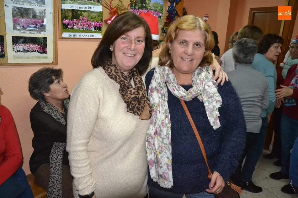 Foto 11 - Ambientazo en la tradicional fiesta navide&ntilde;a de la Asociaci&oacute;n Amanecer  