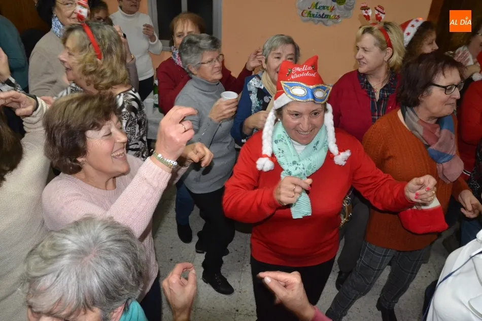 Foto 6 - Ambientazo en la tradicional fiesta navide&ntilde;a de la Asociaci&oacute;n Amanecer  