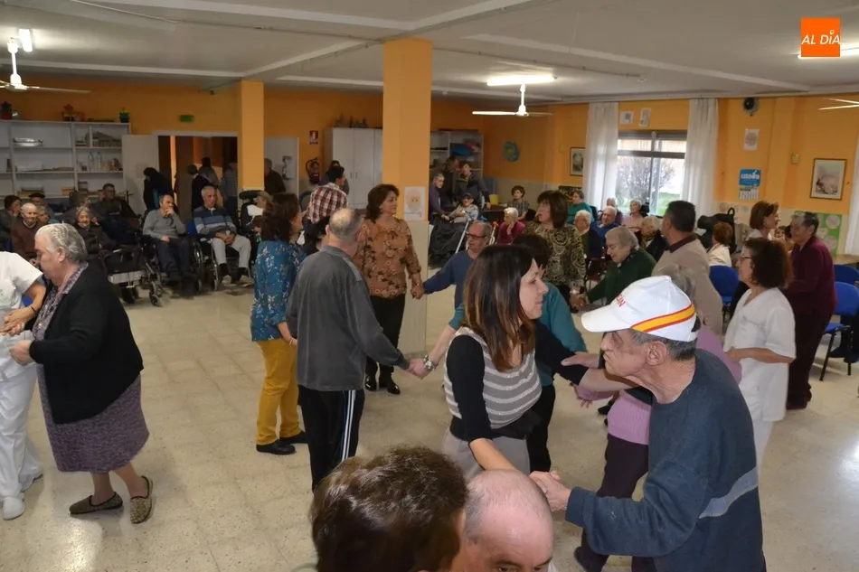 Foto 4 - Gran tarde de fiesta en la Residencia Mixta Provincial  
