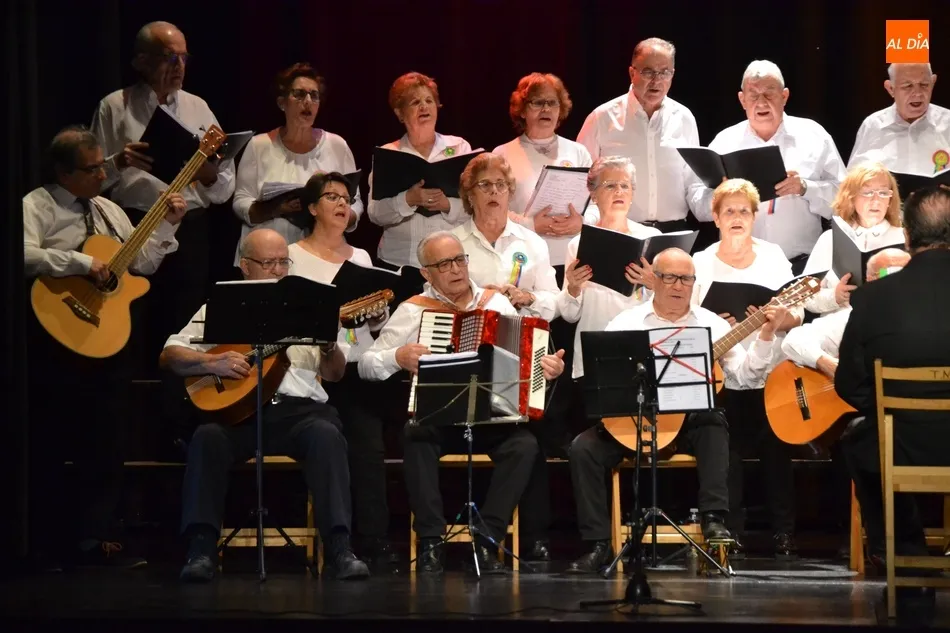 Foto 6 - La creciente Rondalla Aires del &Aacute;gueda vuelve a pisar las tablas del Teatro Nuevo  