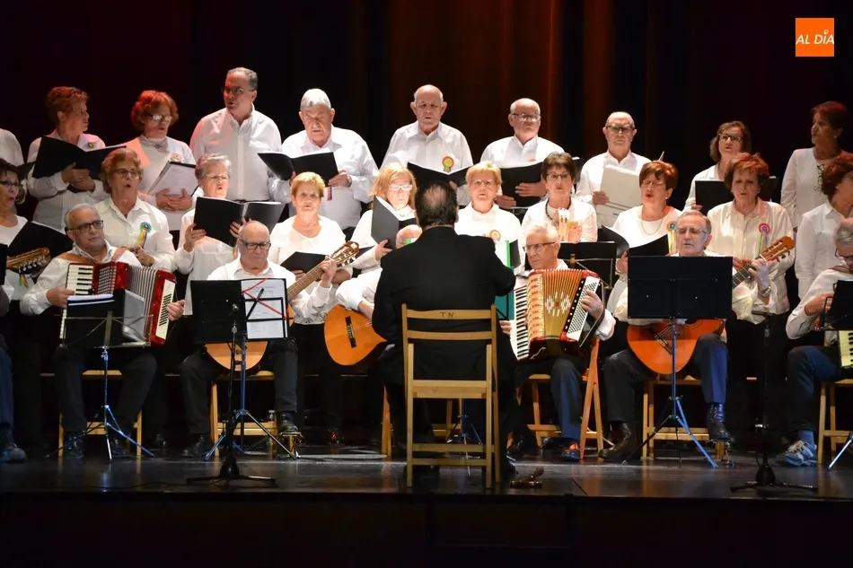 Foto 2 - La creciente Rondalla Aires del &Aacute;gueda vuelve a pisar las tablas del Teatro Nuevo  