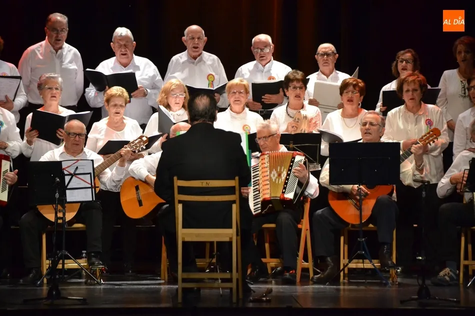 Foto 5 - La creciente Rondalla Aires del &Aacute;gueda vuelve a pisar las tablas del Teatro Nuevo  