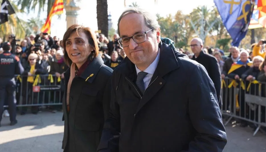 El presidente de la Generalitat, Quim Torra, sale de declarar del TSJC acompañado de su mujer. Foto de Pau Venteo - EP
