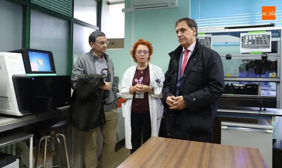 Robelio González Sarmiento, director de este instituto, junto al alcalde de Salamanca, Carlos García Carbayo. Foto de Lydia González