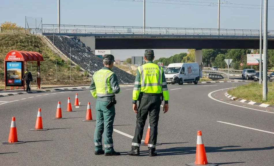 Dos agentes de la Guardia Civil de Tráfico, durante una de las campañas especiales de la DGT realizada a finales de octubre de este año | Europa Press