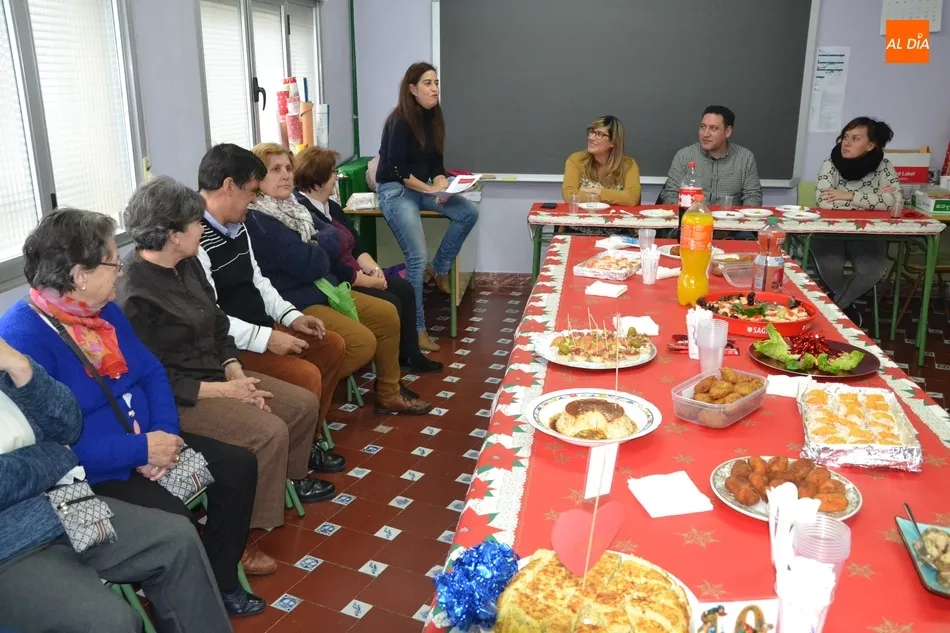 Los alumnos de las diversas enseñanzas de la Escuela de Adultos disfrutan de un día de...