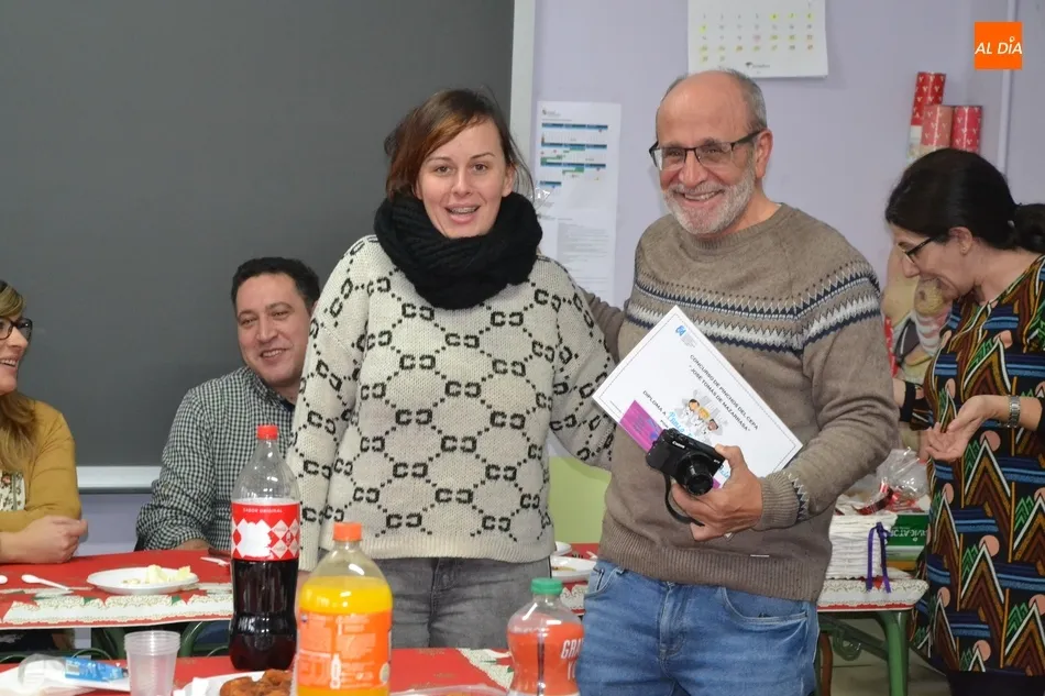 Foto 6 - Los alumnos de las diversas ense&ntilde;anzas de la Escuela de Adultos disfrutan de un d&iacute;a de...